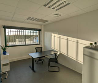 Bureau privé 15 m² 2 postes Location bureau Rue Topaze Éguilles 13510 - photo 1